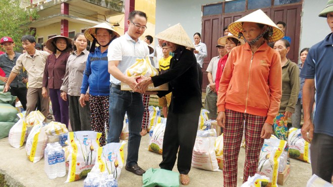Hướng về đồng bào miền Trung: Trao tận tay hàng ngàn suất qua Một đoàn thiện nguyện thông qua báo Tiền Phong và tỉnh đoàn Quảng Bình trao quà tận tay cho đồng bào bị thiệt hại trong ngày 18/10. Ảnh: Hoàng Nam.