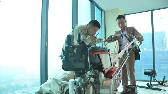Tôn vinh những nhà sáng chế 'chân đất' Nhà sáng chế trẻ Tạ Đình Huy ở Chương Mỹ (Hà Nội) đã bán ra khắp cả nước hơn 1.000 máy nông nghiệp đa năng “12 trong 1”. Ảnh: Quang Trần.