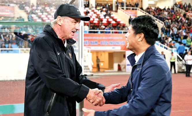 Cẩn trọng 'sập bẫy' ông Riedl HLV Hữu Thắng tới chào thầy cũ Alfred Riedl trong trận giao hữu giữa ĐTVN và ĐT Indonesia hồi đầu tháng 11. Ảnh: VSI.