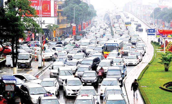 Chống ùn tắc tại Hà Nội: Tính chuyện hạn chế cả ô tô lẫn xe máy? Hà Nội đang có hơn 600 nghìn ô tô trên tổng số 5,9 triệu phương tiện nhưng ô tô đang chiếm trên 42% diện tích mặt đường. Ảnh: Anh Trọng.
