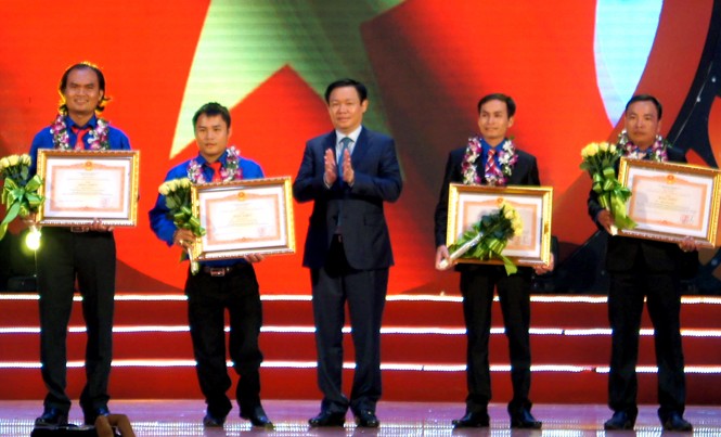 Tỷ phú khuyết tật Trần Kim Việt (thứ hai từ trái sang) vinh dự nhận Bằng khen của Thủ tướng tại Lễ trao giải thưởng Lương Định Của năm 2016.