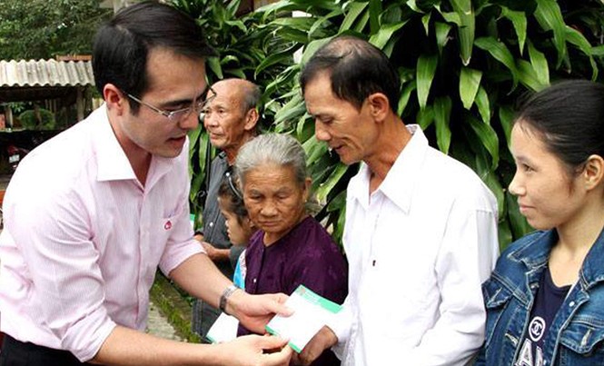 Khoanh nợ, 'bơm vốn' cho bà con vùng lũ Ngoài trao quà cứu trợ, NHCSXH sẽ khoanh nợ, cấp thêm vốn để người dân ổn định sản xuất.