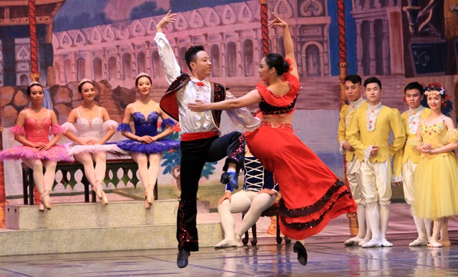 Khán giả ngoại say sưa với 'Kẹp hạt dẻ” nội Một màn diễn đẹp mắt trong vở “Kẹp hạt dẻ” của Nhà hát Nhạc Vũ Kịch Việt Nam. Ảnh: N.M.Hà.