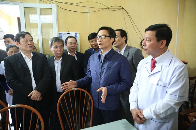 Người dân phải được chăm sóc như có bác sĩ riêng Phó Thủ tướng thăm trạm Y tế xã Yên Tập, huyện Cẩm Khê, tỉnh Phú Thọ, sáng 10/12. Ảnh: Dân Trí