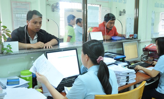 Thông quan hàng hóa: Việt Nam đứng Top đầu khu vực Doanh nghiệp làm thủ tục xuất nhập khẩu tại Chi cục Hải quan Khu Công nghiệp Sóng Thần. Ảnh: Tuấn Nguyễn.