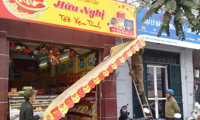 Biển bảng nhếch nhác tại tuyến phố kiểu mẫu Biển bảng nhếch nhác tại tuyến phố kiểu mẫu