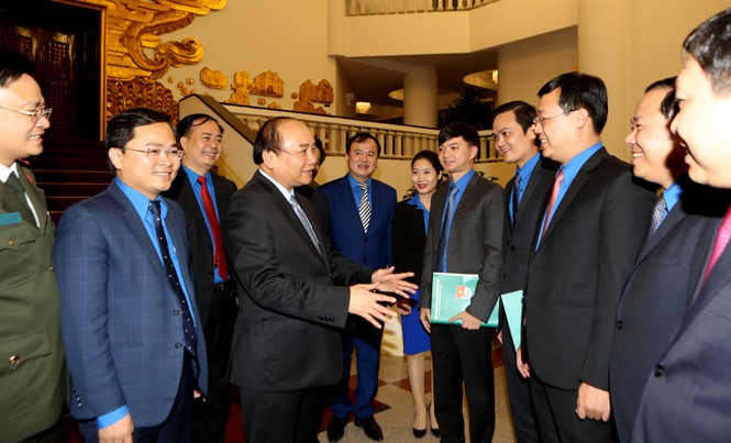 Thủ tướng: Thanh niên phải khởi nghiệp mạnh mẽ hơn Thủ tướng Nguyễn Xuân Phúc trò chuyện với lãnh đạo T.Ư Đoàn. Ảnh: Như Ý.