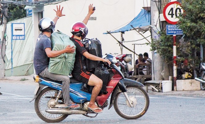 Rầm rập buôn lậu mùa Tết Thanh niên chở thuốc lá lậu chạy trên đường. Ảnh: V. Đức.
