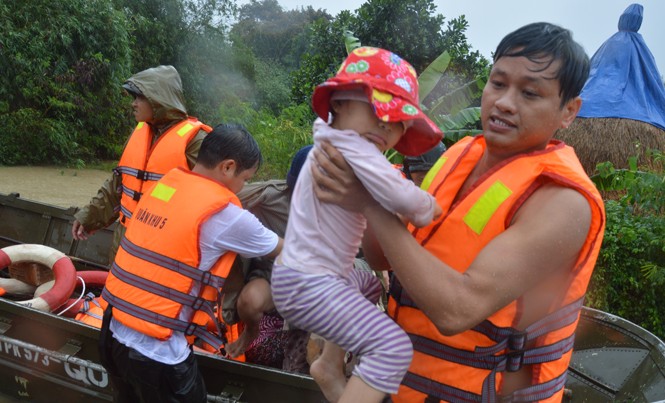 'Cảm ơn các con, cảm ơn quân đội!' Trung uý Đặng Nam Việt cùng đồng đội giúp dân vùng lũ Bình Định.