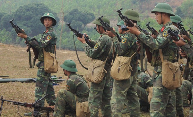 Chiến sĩ Tân Trào trên thao trường nắng gió Thực hiện động tác khám súng.