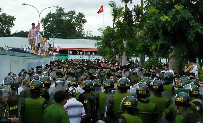 Thêm một vạn người nghiện ma túy Các học viên leo lên tường, trong khi hàng trăm học viên khác đang đối đầu với công an tại trung tâm cai nghiện Đồng Nai ngày 6/11/2016. Ảnh: Anh Tuấn.