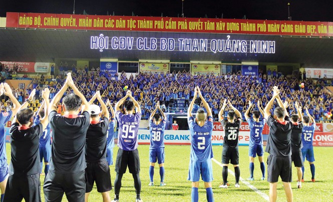 CĐV Than Quảng Ninh hẹn 'thắp lửa' Hàng Đẫy Hội CĐV Than Quảng Ninh là điểm tựa, mang lại sức mạnh tinh thần cho các cầu thủ đất mỏ. Ảnh: VSI.