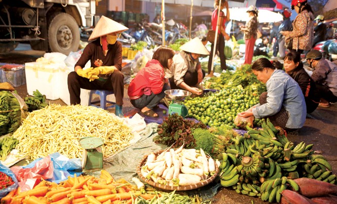 Lo ngại hàng hóa té nước theo… xăng Nhiều mặt hàng đã bắt đầu tăng giá khiến người tiêu dùng lo lắng. Ảnh: Hồng Vĩnh.