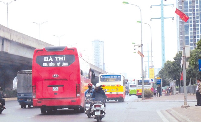 Nhiều nhà xe bỏ bến để chạy chui Xe khách Hà Nội - Thái Bình đi xuyên tâm đón khách gần bến xe Mỹ Đình.