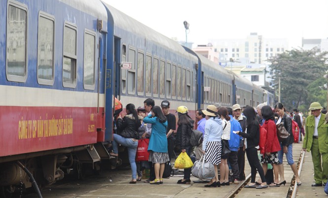Xe hết vé, tàu biến giường thành ghế Hành khách đi tàu tại ga Đà Nẵng.