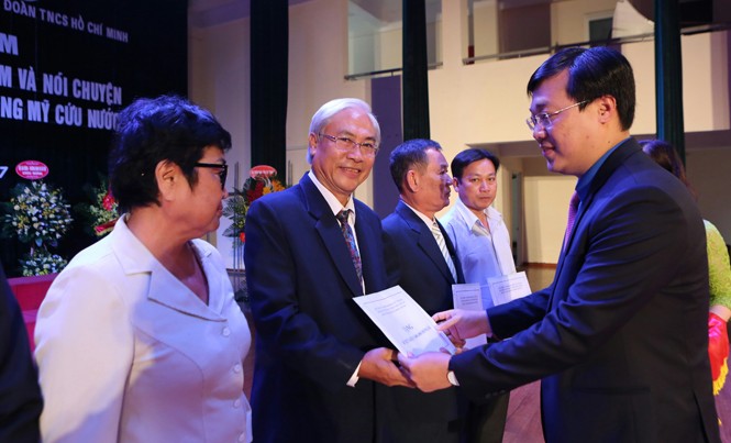 Cuộc hội ngộ xúc động sau nửa thế kỷ Anh Lê Quốc Phong trao sổ tiết kiệm cho các cựu TNXP. Ảnh: Như Ý.