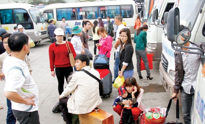 Áp lực tàu xe dịp Tết: Nguy cơ xe khách tăng giá kép Bến xe Mỹ Đình (Hà Nội) những ngày gần Tết. Ảnh: Như Ý.