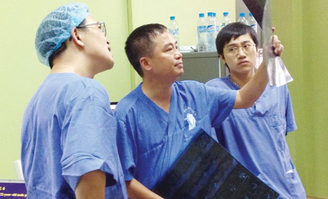 “Phù thủy”chữa những trái tim lỗi nhịp Bác sĩ Hiếu và đồng nghiệp hội chẩn trước ca can thiệp.