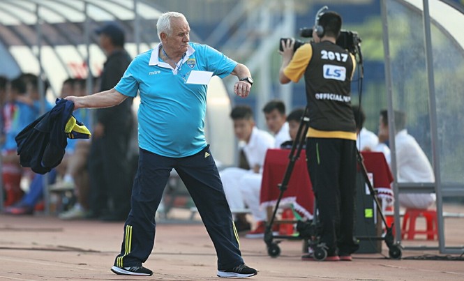 V.League 2017: HLV vô địch Cúp C1 lên tiếng HLV Petrovic thể hiện cảm xúc sau một tình huống trên sân trong lần đầu dẫn dắt CLB FLC Thanh Hóa tại V-League. Ảnh: VSI.