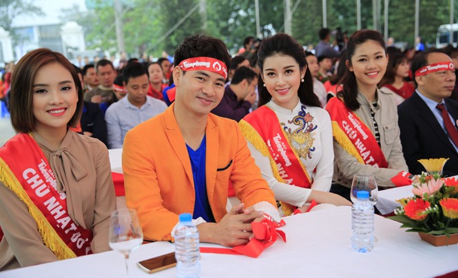 NSƯT Xuân Bắc: 4 rưỡi sáng tập xong Táo quân, 7 giờ đến Chủ nhật Đỏ Nghệ sĩ Xuân Bắc và các người đẹp tham dự ngày Chủ nhật Đỏ. Ảnh: Hồng Vĩnh.