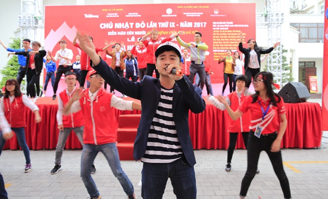 Vui như hát Chủ nhật Đỏ Ca sĩ Minh Quân. Ảnh: Hồng Vĩnh.