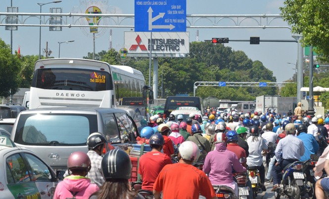 Đẩy nhanh mở rộng, xây mới sân bay Cửa ngõ vào sân bay Tân Sơn Nhất liên tục kẹt xe kinh hoàng. Ảnh: Ngô Bình.