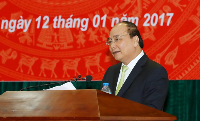 Hướng tới chăm sóc sức khỏe cho từng người dân Thủ tướng Nguyễn Xuân Phúc dự và phát biểu tại Hội nghị trực tuyến triển khai nhiệm vụ công tác y tế năm 2017. Ảnh: TTXVN.