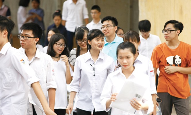 Bộ làm thay trường, ai làm thay Bộ? Xưa nay Bộ loay hoay mãi với việc tuyển sinh, mỗi năm mỗi kiểu (Trong ảnh: Thí sinh dự thi THPT Quốc gia 2016). Ảnh: Ngọc Châu.