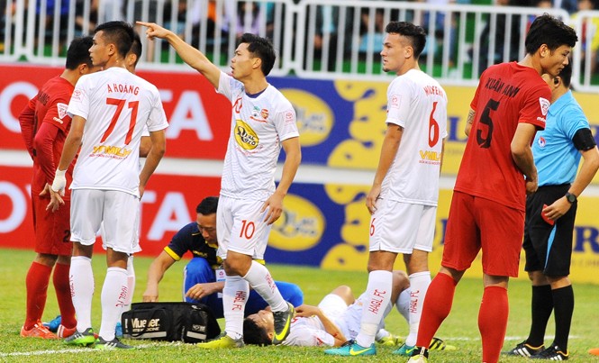 Quang Hải tỏa sáng, Công Phượng chìm nghỉm Công Phượng (giữa) vẫn chưa thể hiện được mình trong lần đầu trở lại sân Pleiku sau khi rời Mito Hollyhock. Ảnh: VSI.