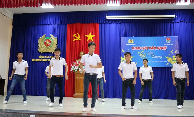 'Ăn Tết tại chỗ' Các học viên chủ động tập luyện tiết mục tham gia văn nghệ. Ảnh: Mỹ Tiên.