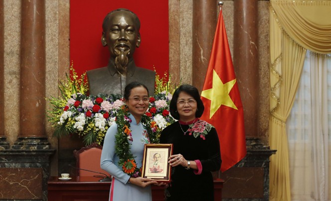 Nữ tiến sĩ mang duyên nợ với ung thư TS. Huỳnh Ngọc Trinh trong lần gặp Phó Chủ tịch nước Đặng Thị Ngọc Thịnh. Ảnh: Vương Bảo Anh.