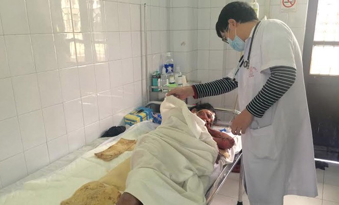 Mất Tết vì tin thầy lang Bác sĩ khám cho bệnh nhân dị ứng thuốc đông y dịp Tết.