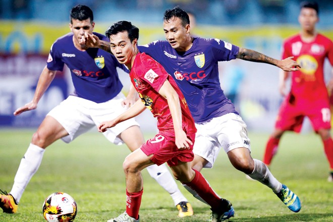 Vòng 5 V.League: Quyết đấu trên phố Núi Các cầu thủ HAGL (giữa) hy vọng sẽ cải thiện được vị trí sau trận đấu với XSKT Cần Thơ cuối tuần này. Ảnh: VSI.