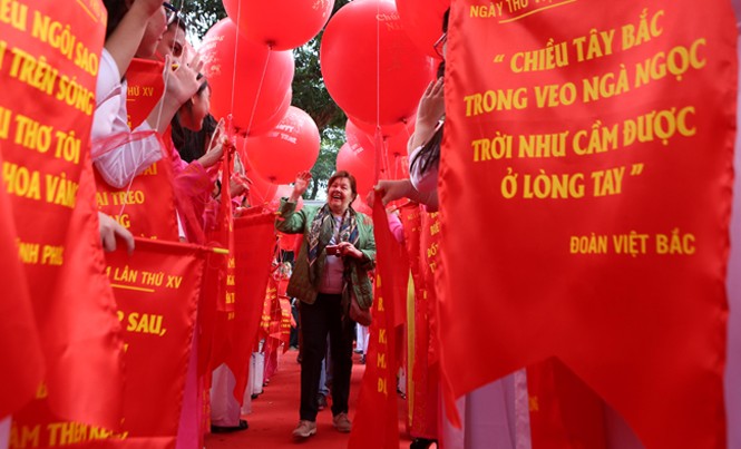 Ngày thơ Việt Nam lần thứ 15: “Trẻ” chỉ như gia vị hạt tiêu Một du khách nước ngoài thích thú với những câu thơ sắp được thả lên trời. Ảnh: Như Ý.