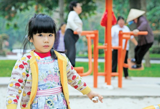Công viên, vườn hoa sẽ thành của riêng? Trẻ em, người lớn vui chơi, tập thể dục trong Công viên Thống Nhất (Hà Nội). Ảnh: Hồng Vĩnh.