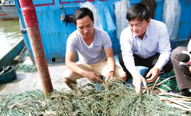 Khẩn trương xác minh vụ 'bùn lạ' ở Quảng Trị Cơ quan chức năng kiểm tra lấy mẫu “bùn lạ” trên lưới của ngư dân. Ảnh: H.T.