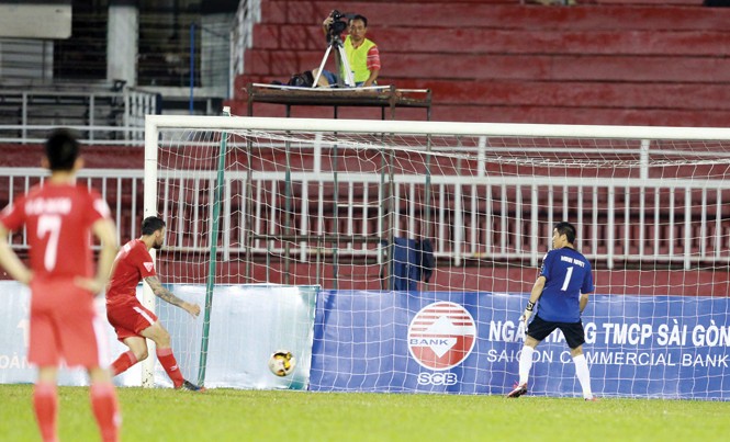 Long An 'đánh' đòn chí mạng vào V.League Thủ môn Minh Nhựt quay lưng không bắt bóng khi Victor thực hiện cú sút phạt từ chấm 11m. Các cầu thủ Long An phản ứng quyết định của trọng tài bằng cách bỏ sân mặc cho đối phương ghi bàn. Ảnh: VSI.