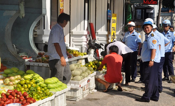 'Cuộc chiến' đòi vỉa hè cho người đi bộ: Vi phạm vẫn tràn lan Xử phạt người chiếm vỉa hè làm nơi buôn bán.