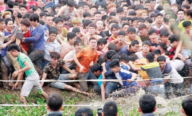 Cứ đà sáng tạo này, đất nước toàn lễ hội Với những lễ hội có yếu tố tranh cướp, Bộ trưởng VHTTDL đề nghị nghiên cứu phương án cho mùa sau để tránh đẩy người tham gia vào tình huống nguy hiểm. Ảnh: Toan Toan.