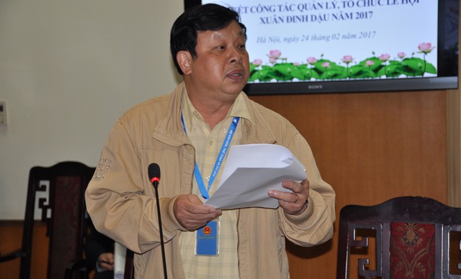 Không buông lơi hồ sơ tạm hoãn giải thưởng Hồ Chí Minh Ông Phùng Huy Cẩn đọc lá thư của gia đình nhà thơ Xuân Quỳnh và xác nhận của Hội Nhà văn Việt Nam, trong buổi trả lời chất vấn báo chí xung quanh xét tặng giải thưởng. Ảnh: Toan Toan.