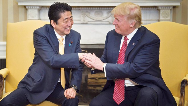 Dự APEC là cơ hội ông Trump tuyên bố chính sách châu Á Tổng thống Mỹ Donald Trump và Thủ tướng Nhật Bản Shinzo Abe. Nguồn: Japan Times.