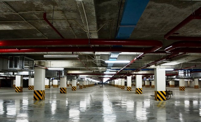 TPHCM: Nhiều bãi đỗ xe 'chết lâm sàng' Tầng hầm chứa ô tô của một khách sạn trên đường Nguyễn Huệ trống rỗng. Ảnh: H.T.