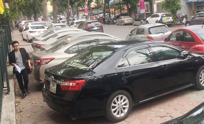 Vỉa hè Hà Nội không còn dành cho người đi bộ? Thành phố Hà Nội quy định, quận không được cấp phép trông ô tô trên vỉa hè nhưng vỉa hè phố Quang Trung (quận Hoàn Kiếm) thì ngược lại.