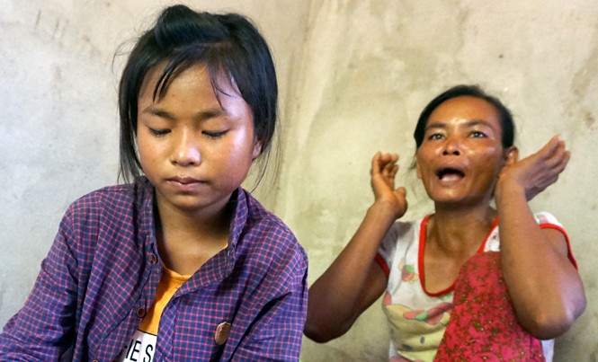 Trẻ em Raglai bị dụ bỏ học vào Nam lao động Chị Cao Thị Thân Ngọc kể lại việc thảng thốt, ù cả tai khi nghe tin có người đưa Bé Dân (ngồi trước) vào TPHCM.