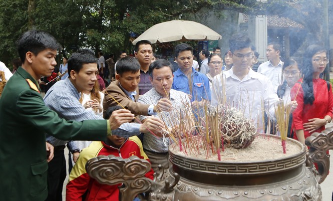 Gương mặt trẻ tiêu biểu dâng hương báo công lên các Vua Hùng Đoàn đại biểu Gương mặt trẻ Việt Nam tiêu biểu 2016 về nguồn dâng hương, báo công lên các Vua Hùng. Ảnh: Như Ý.