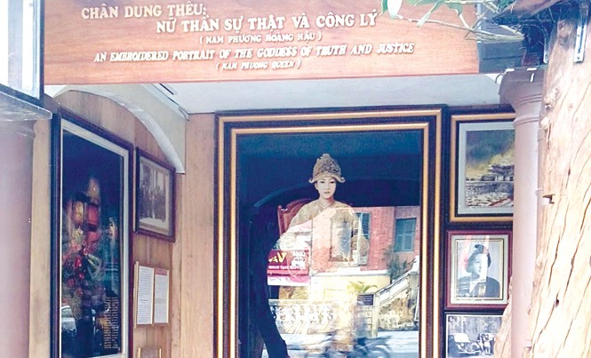 Nam Phương Hoàng hậu bỗng dưng được “phong thần” Gian mô hình “Chân dung Nữ thần Sự thật và Công lý” trưng bày tác phẩm thêu chủ đề về Nam Phương Hoàng hậu.