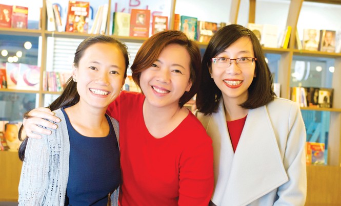 Làm son rồi tự “xuất khẩu” sách Thu Giang (bìa trái) và Anh Thư (bìa phải) cùng tổng biên tập người Thái Lan Karuna Chinthanom.