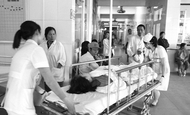50 công nhân nhập viện sau giờ ăn trưa Bệnh viện 115 Nghệ An huy động toàn bộ lực lượng cấp cứu các công nhân bị ngộ độc.