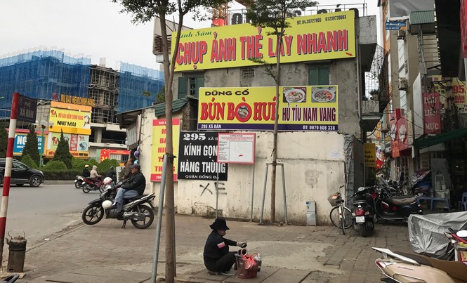 Hà Nội mở đường nhưng “quên” xây phố Con đường “đắt nhất hành tinh” vẫn nham nhở nhà siêu mỏng, siêu méo. Ảnh: Minh Tuấn.