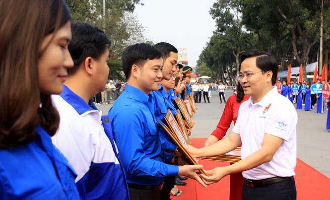 Sức trẻ thực hiện kỷ cương, văn minh đô thị Bí thư T.Ư Đoàn Nguyễn Anh Tuấn trao tặng Bằng khen cho các đơn vị xuất sắc của Thành Đoàn Hà Nội trong Tháng Thanh niên. Ảnh: Vương Đức.